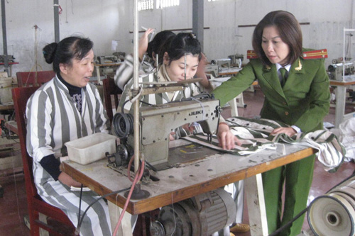  Cán bộ quản giáo Trại giam Phú Sơn 4 (Bộ Công an) hướng dẫn phạm nhân thực hành cắt may.