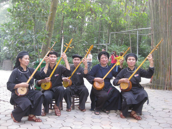  Nhân viên Khu Bảo tồn làng nhà sàn du lịch sinh thái Thái Hải đàn hát phục vụ du khách.