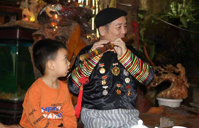  Nghệ nhân Nguyễn Tư Xin với cây sáo Mông.