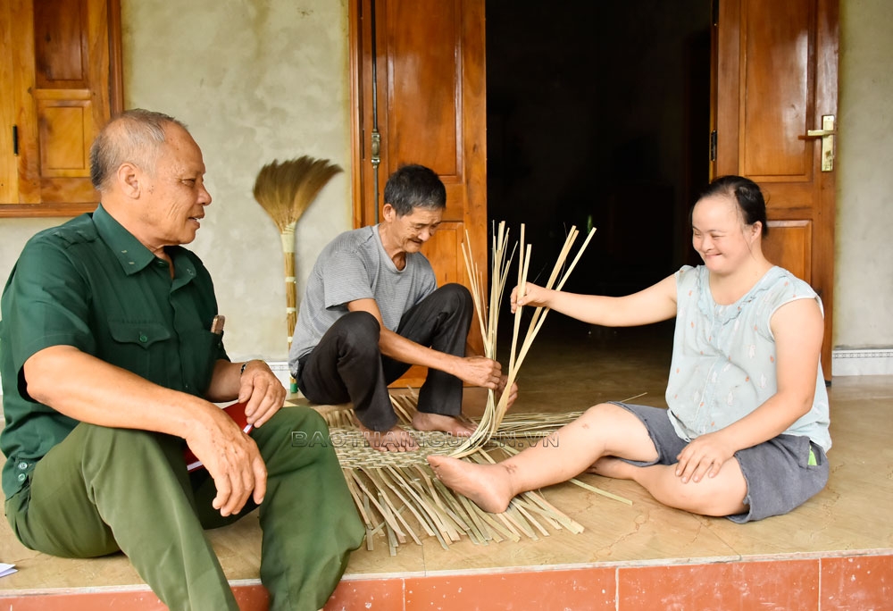  Thời gian qua, gia đình NNCĐDC Triệu Văn Thay (ngồi giữa), ở xã Lâu Thượng nhận được nhiều sự hỗ trợ, giúp đỡ của các cấp Hội.