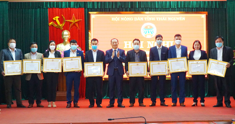  Lãnh đạo Hội Nông dân tỉnh trao Bằng khen của Trung ương Hội Nông dân Việt Nam cho các tập thể, cá nhân có thành tích xuất sắc trong công tác Hội và phong trào nông dân năm 2021.