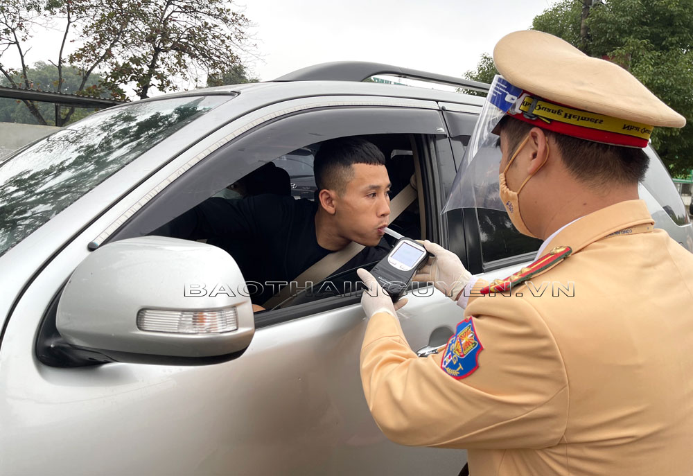  Lực lượng chức năng kiểm tra nồng độ cồn với người điều khiển phương tiện giao thông trên Quốc lộ 1B (đoạn qua địa phận xã Hóa Thượng, huyện Đồng Hỷ)