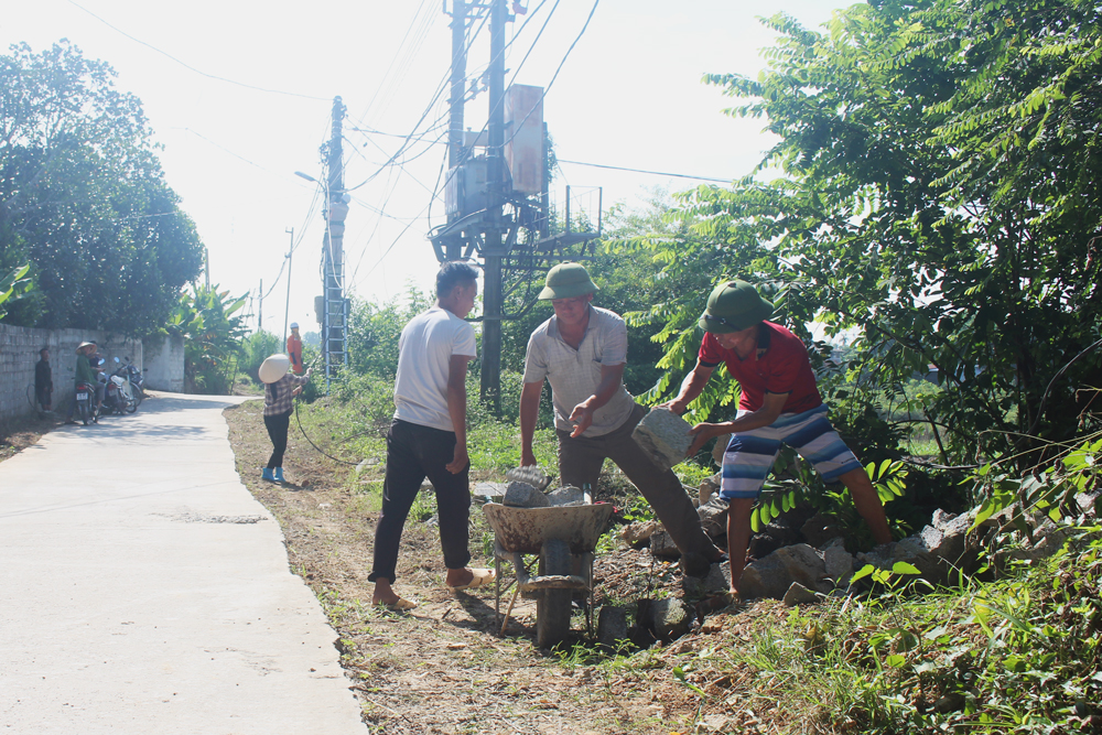  Người dân xóm Tân Tiến, xã Tân Quang (TP. Sông Công) đang tích cực giải phóng mặt bằng để thi công mở rộng tuyến đường trục xóm, với tổng chiều dài trên 500m.