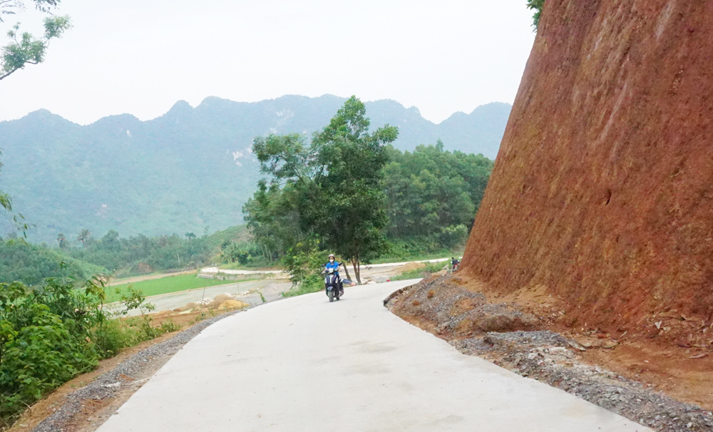  Tuyến đường liên xã Kim Phượng (Định Hóa) được hoàn thiện nhờ nguồn vốn hỗ trợ xi măng của tỉnh. Ảnh: T.L