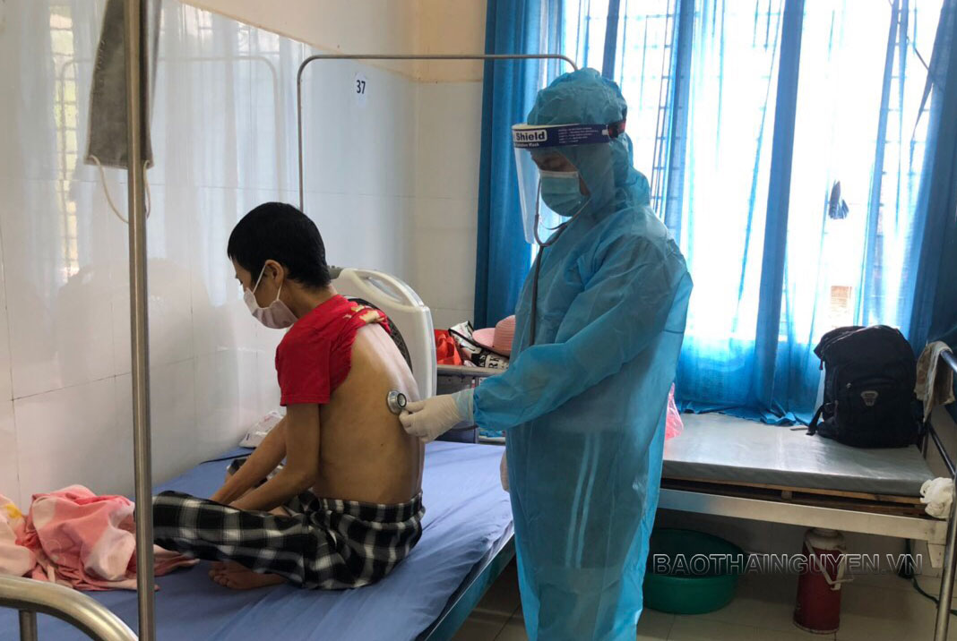 Bác sĩ thăm khám cho bệnh nhân ung thư trong khu cách ly của BVĐK Phú Bình.