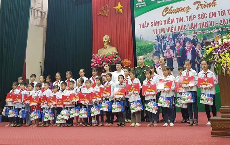  Chị Dương Kim Tuyên và lãnh đạo một số doanh nghiệp trao học bổng cho học sinh nghèo trong tỉnh.