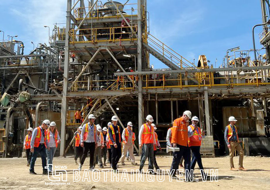   Foreign experts visit the Nui Phao mine in Thai Nguyen.