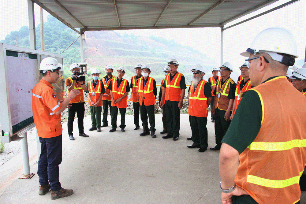  Các thành viên Chi hội Cựu chiến binh tổ dân phố Sơn Hà, thị trấn Hùng Sơn (Đại Từ) tham quan Mỏ đa kim núi Pháo.