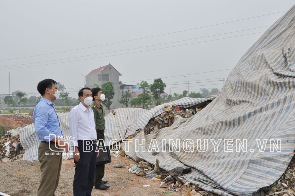  Lãnh đạo huyện Phú Bình đi kiểm tra và chỉ đạo xử lý dứt điểm "núi rác" chôn lấp trái phép, đảm bảo không gây ô nhiễm môi trường.