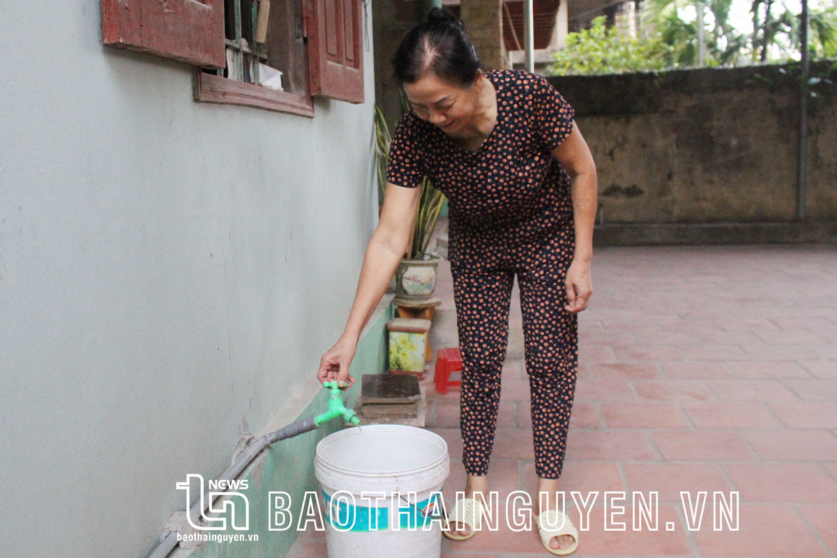  Thời gian qua, một số hộ dân thuộc tổ 2, phường Thịnh Đán, thường xuyên gặp tình trạng mất nước, nước yếu.