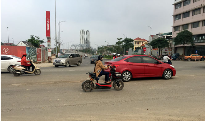  Điểm giao cắt giữa đường Đồng Bẩm và đường Khu đô thị Picenza dẫn lên cầu Bến Tượng nên sớm lắp đặt cụm đèn tín hiệu giao thông và công trình hỗ trợ để phòng ngừa xảy ra tai nạn giao thông.