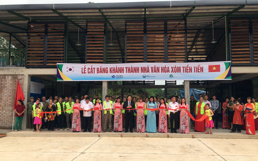  Các đại biểu cắt băng khánh thành nhà văn hóa.