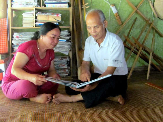  Với quan niệm: Để nói cho người dân hiểu và lắng nghe, thì mình phải hiểu rõ chủ trương, chính sách trước, nên ông Nhạc luôn chú ý trau dồi kiến thức thông qua sách, báo, tài liệu.