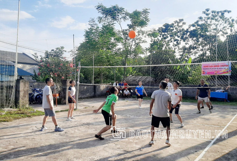 Phong trào thể dục thể thao trên địa bàn xã Ôn Lương ngày càng phát triển mạnh. Trong ảnh: Đội bóng chuyền hơi xóm Na Tủn thường xuyên luyện tập tại sân bóng của xóm.