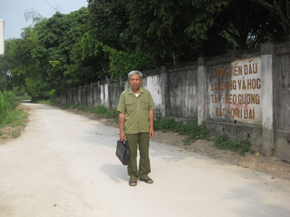  Ông Bàng Văn Dướng trên trục đường bê tông của xóm.