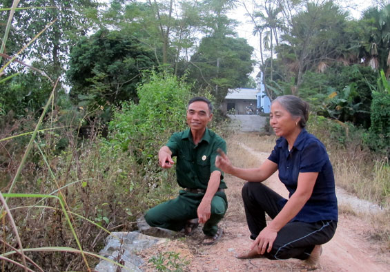  Ông Nguyễn Văn Hưng, Chủ nhiệu CLB Liên gia Chữ thập đỏ xóm Làng Phan ôn lại kỷ niệm vác đá kè đường vào nhà bà Phạm Thị Thoa.