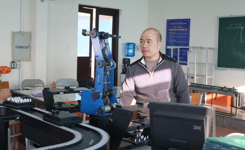  Phó Giáo sư, Tiến sĩ Phạm Thành Long say mê trong phòng nghiên cứu khoa học.