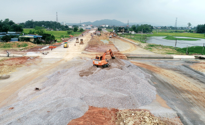   Đường Thắng Lợi kéo dài (giai đoạn II) dài 2,4km, đang được Công ty TNHH MTV Tiến Mạnh Lai Châu xây dựng với tổng kinh phí trên 300 tỷ đồng.