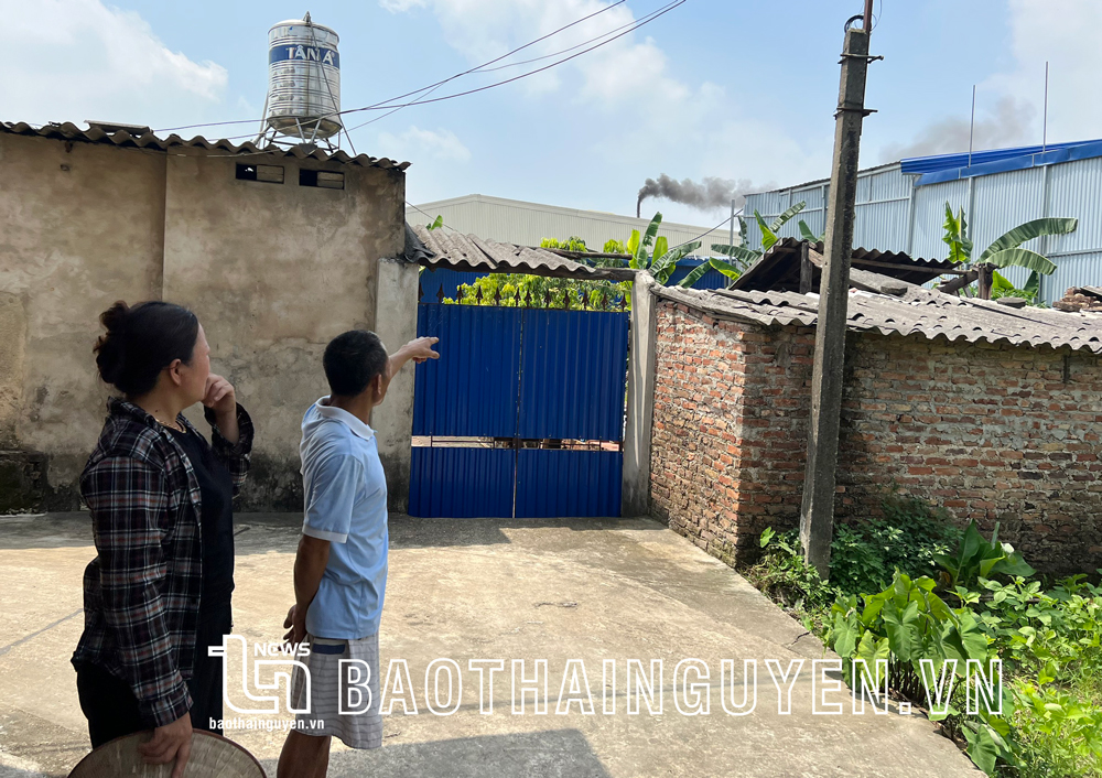  Ống khói từ nhà máy sản xuất gỗ ván dăm trong Khu C KCN Nam Phổ Yên (phường Trung Thành) xả khói màu đen và có mùi hắc ra môi trường. (Ảnh chụp vào khoảng 10 giờ, ngày 26/7/2022).