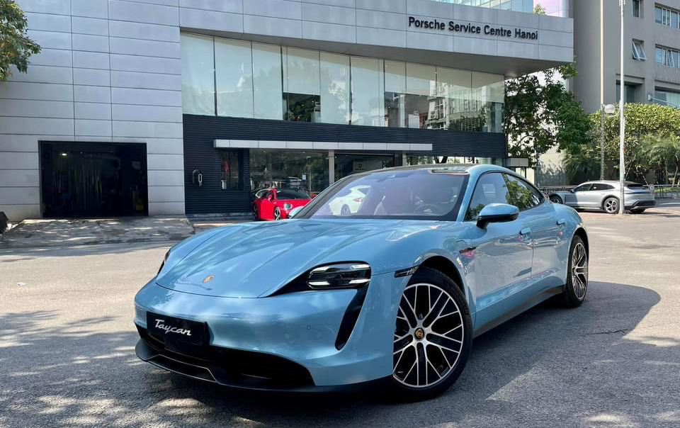 Một chiếc ô tô điện Porsche Taycan tại Hà Nội.