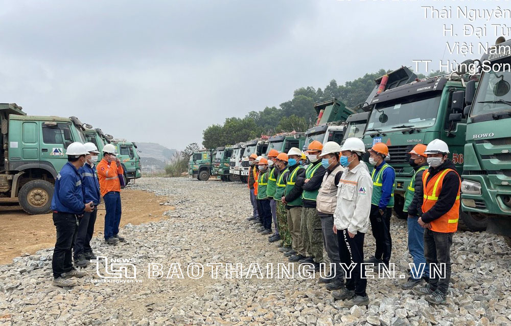  Phổ biến quy định an toàn lao động vào đầu ca làm việc tại công trường Công ty TNHH Khai thác Chế biến khoáng sản Núi Pháo.