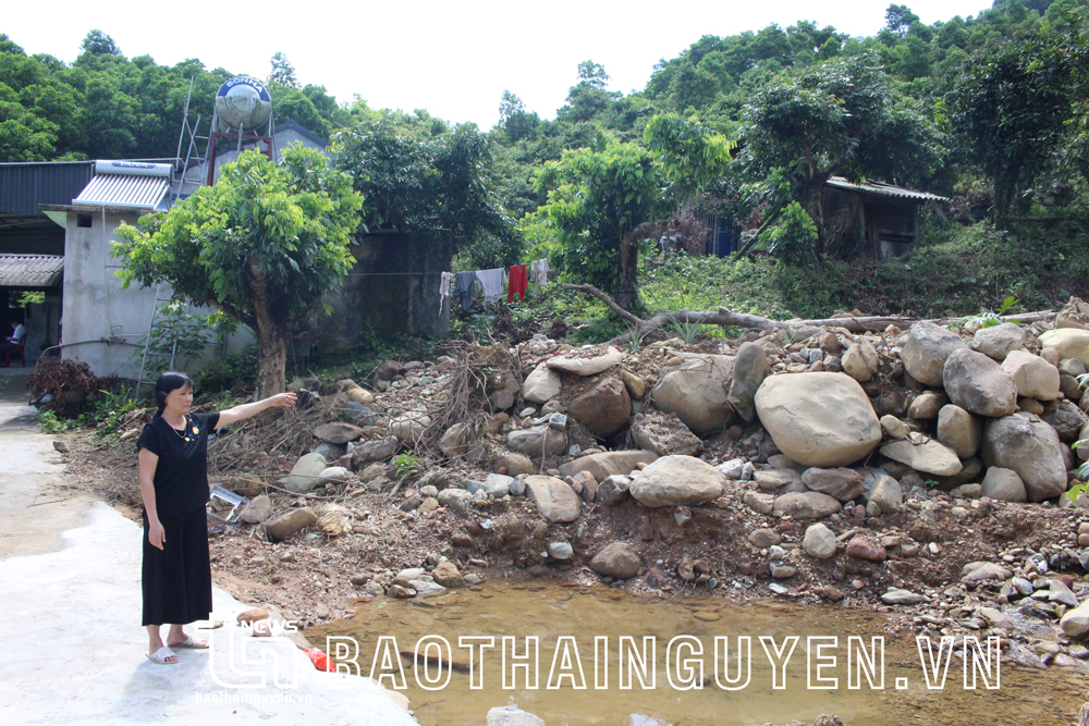  Dấu vết của trận lũ ống bất ngờ năm 2021 gây sạt lở đất, đá lớn lăn xuống sát hông nhà bà Hoàng Thị Nẩy, xóm Chiểm, xã Quân Chu.