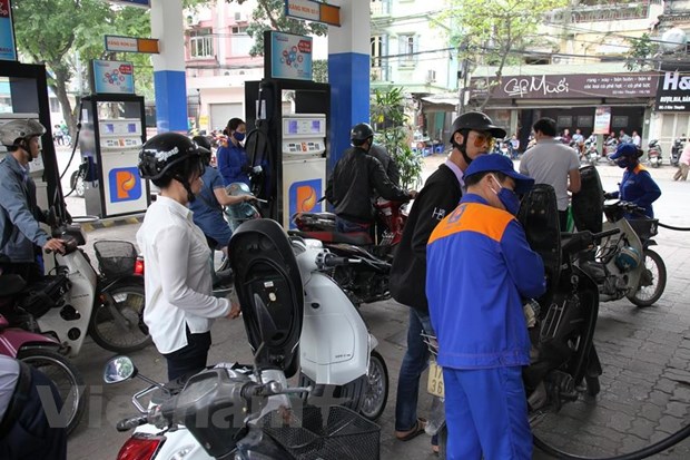  Nhân viên Petrolimex đang bán xăng cho khách hàng.