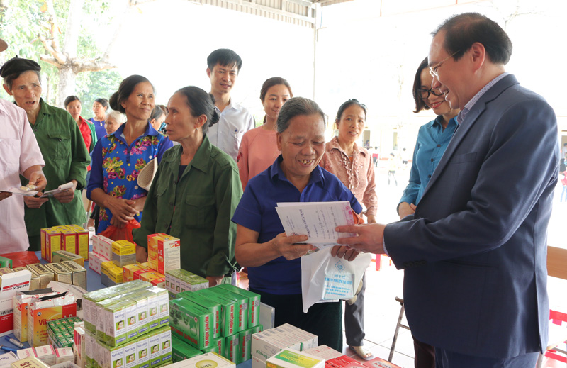  Lãnh đạo Bệnh viện Trung ương Thái Nguyên tặng và hướng dẫn nhân dân sử dụng thuốc tại xã Liên Minh (Võ Nhai) trong chương trình Khám chữa bệnh nhân đạo - Tết vì người nghèo Canh Tý năm 2020.