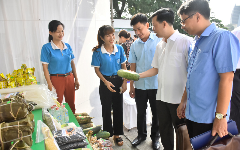  Các đại biểu tham quan khu trưng bày, giới thiệu sản phẩm nông sản, thực phẩm an toàn do Hội LHPN tỉnh tổ chức.