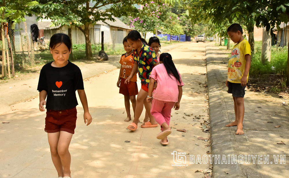  Trẻ em dân tộc Mông xóm Tam Va, xã Văn Lăng (Đồng Hỷ), đã mạnh dạn, tự tin hơn khi tham gia Dự án Củng cố tổ chức Hội phụ nữ trong việc thúc đẩy các quyền của trẻ em ảnh hưởng bởi HIV/AIDS và trẻ em dân tộc Mông.