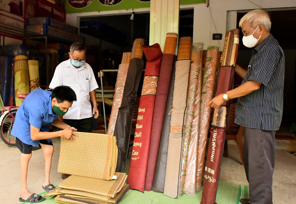 Cửa hàng kinh doanh chăn, chiếu, gối đệm, sửa chữa đồ điện của gia đình anh Dương Văn Bình được nhiều khách hành tin tưởng.