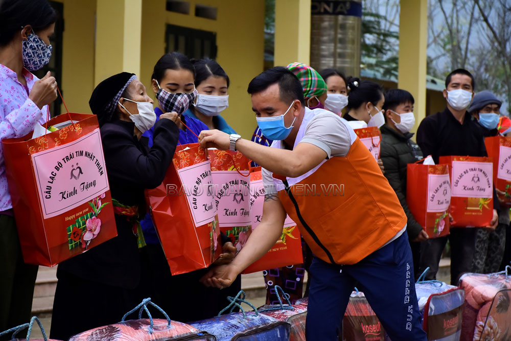  Thành viên CLB Trái tim Nhật thiện trao quà Tết cho người nghèo, đặc biệt khó khăn ở xóm Liên Phương.