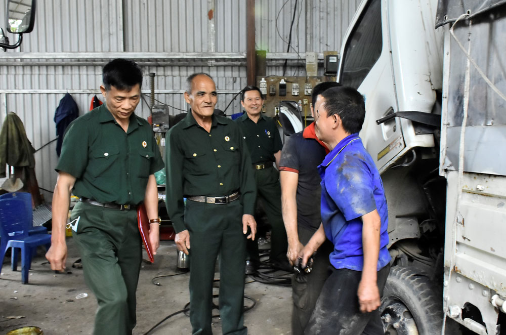  Thành viên Tổ an ninh nhân dân tự quản xóm Cây Bòng thường xuyên tuần tra các khu vực trong xóm, đến thăm các mô hình kinh tế của người dân.