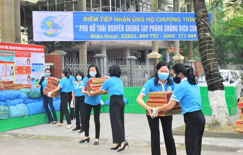  Các cán bộ, hội viên Hội Liên hiệp Phụ nữ tỉnh tích cực tham gia chương trình “Phụ nữ Thái Nguyên chung tay phòng, chống dịch COVID-19”.