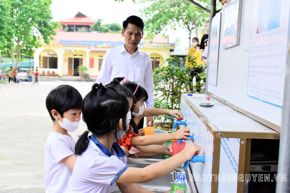  Học sinh Trường Tiểu học Phú Đô 2 được Dự án CFCT hỗ trợ hệ thống cấp nước uống.