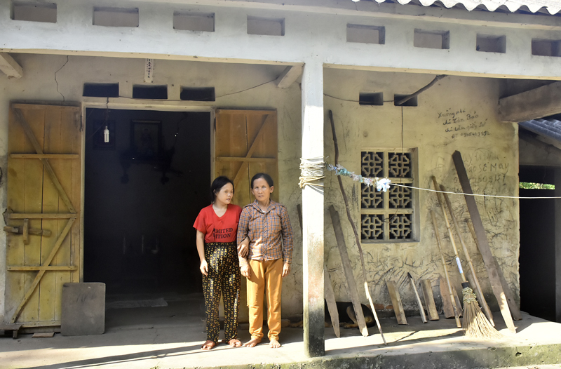 Hai mẹ con bà Xuân trước căn nhà đơn sơ ở xóm Thắng Lợi, xã Xuân Phương (Phú Bình).