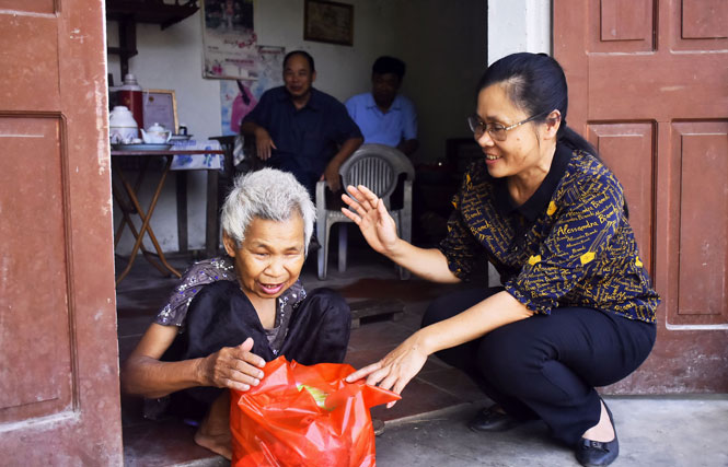  Chị Nguyễn Thị Hạnh, Chủ tịch Hội Chữ thập đỏ huyện Đại Từ đến thăm cụ bà Lê Thị Thái, xã Văn Yên.