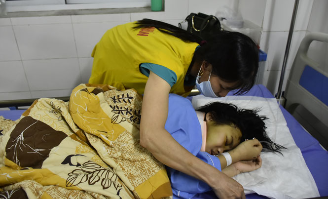  Chị Trần Thị Hồng chăm sóc các con tại Bệnh viện Trung ương Thái Nguyên.