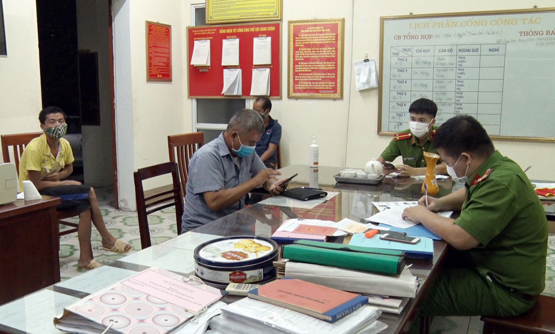  Lực lượng chức năng làm việc với các trường hợp "né" khai báo y tế khi qua chốt kiểm dịch tại trụ sở Công an phường Lương Sơn (T.P Sông Công).                