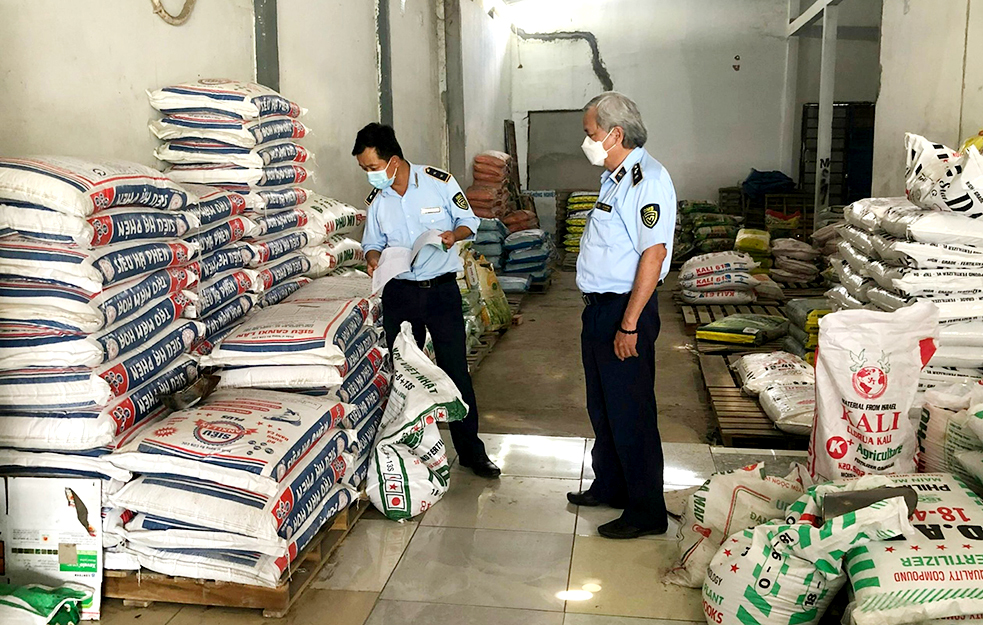  Đội Quản lý thị trường số 6 kiểm tra, phát hiện và xử phạt một đại lý kinh doanh phân bón giả tại huyện Châu Thành, tỉnh Tiền Giang. (Ảnh QUANG THÂN)