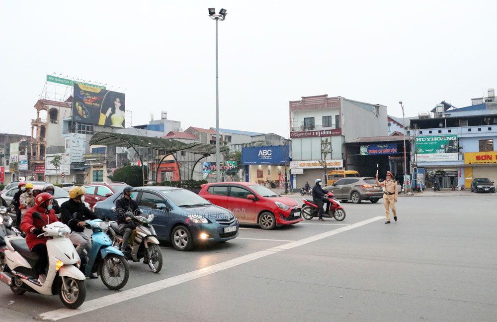  CSGT có mặt tại các nút giao để phân luồng, điều tiết giao thông, tránh ùn tắc vào giờ cao điểm.