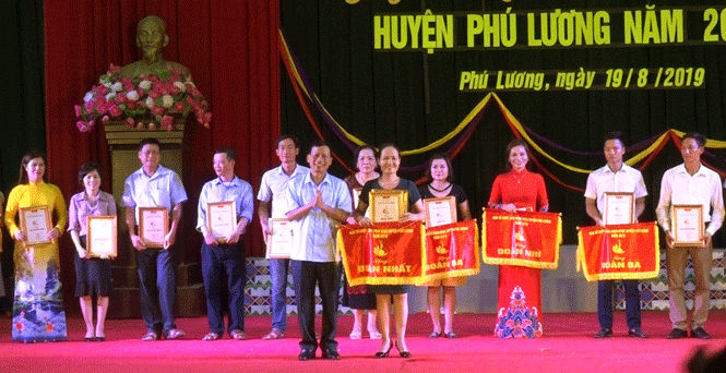  Ban Tổ chức trao giải Nhất toàn đoàn cho đơn vị thị trấn Giang Tiên.