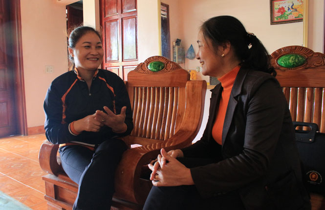 Chị Nguyễn Thị Vân, xã Tân Quang (T.P Sông Công) vẫn thường xuyên, trò chuyện với người đã từng bị bệnh để giúp họ không bị tái bệnh