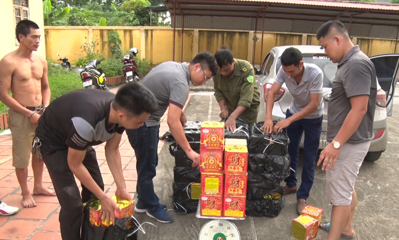  Lực lượng chức năng bắt giữ đối tượng buôn bán pháo nổ trên địa bàn xã Phục Linh (Đại Từ).