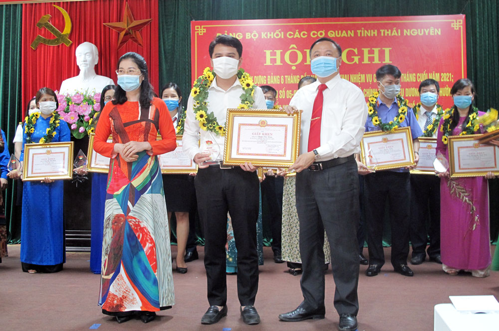  Lãnh đạo Đảng ủy Khối các cơ quan tỉnh khen thưởng cho các đảng viên có thành tích xuất sắc trong thực hiện Chỉ thị số 05-CT/TW.