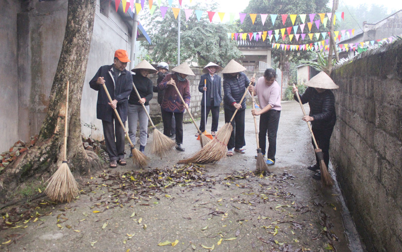  Nhân dân xóm Bờ Đậu (xã Cổ Lũng) tham gia dọn dẹp vệ sinh môi trường đường làng ngõ xóm. Đây là một trong những xóm đang phấn đấu đạt chuẩn xóm NTM kiểu mẫu trong đầu năm 2020.