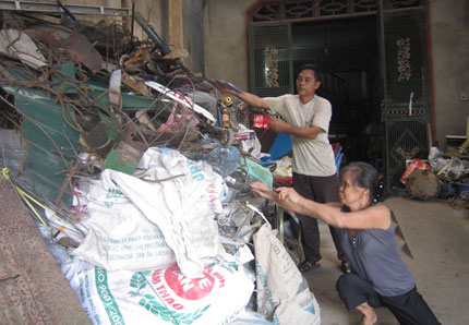  Vợ chồng bệnh binh Đinh Minh Dương, Nguyễn Thị Nguyên ở Phố Chợ 1, thị trấn Đại Từ với công việc thu gom phế liệu hàng ngày.  