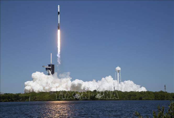  Tên lửa Falcon 9 của Space X đưa tàu Crew Dragon rời bệ phóng tại Trung tâm vũ trụ Kennedy ở Florida (Mỹ) ngày 8/4/2022. Ảnh: AFP/TTXVN