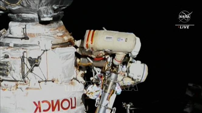  Phi hành gia Oleg Artemyev (trên) và phi hành gia Denis Matveev làm việc bên ngoài Trạm Vũ trụ quốc tế (ISS) ngày 21/7/2022. Ảnh: AFP/TTXVN