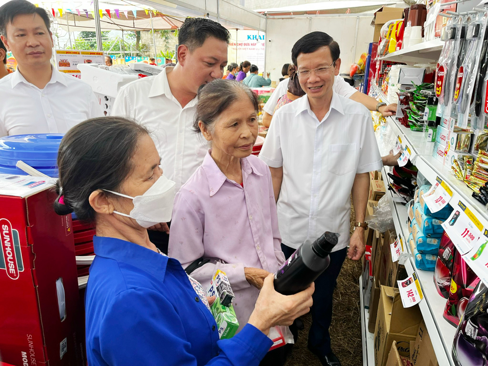 Người dân tham quan, mua sắm tại các gian hàng.